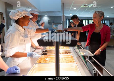 Liffre, Francia. 4 settembre 2023. Il primo ministro francese Elisabeth Borne pranza in una mensa mentre visita la scuola secondaria Simone-Veil, il primo giorno dell'anno accademico, a Liffre, nel nord-ovest della Francia, il 4 settembre 2023. Dodici milioni di studenti tornano a scuola in Francia il 4 settembre 2023. Foto di Raphael Lafargue/ABACAPRESS.COM Credit: Abaca Press/Alamy Live News Foto Stock