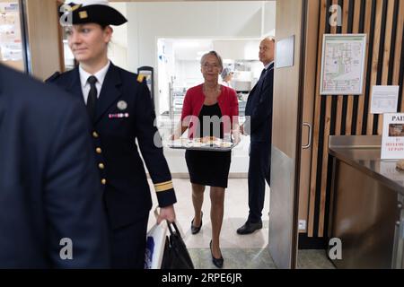 Liffre, Francia. 4 settembre 2023. Il primo ministro francese Elisabeth Borne pranza in una mensa mentre visita la scuola secondaria Simone-Veil, il primo giorno dell'anno accademico, a Liffre, nel nord-ovest della Francia, il 4 settembre 2023. Dodici milioni di studenti tornano a scuola in Francia il 4 settembre 2023. Foto di Raphael Lafargue/ABACAPRESS.COM Credit: Abaca Press/Alamy Live News Foto Stock