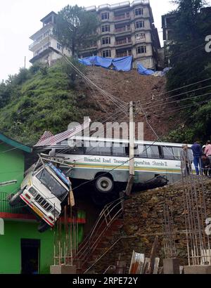 (190820) -- HIMACHAL PRADESH, 20 agosto 2019 () -- i veicoli sono bloccati a causa di frana dopo una forte pioggia nei pressi del luogo turistico di Shimla, in Himachal Pradesh, India, il 18 agosto 2019. Oltre 40 persone sono morte in incidenti legati alla pioggia negli stati settentrionali indiani dell'Himachal Pradesh, dell'Uttarakhand e del Punjab nelle ultime 24 ore, hanno dichiarato i media lunedì. (/Stringer) INDIA-HIMACHAL PRADESH-INONDAZIONI XINHUA PUBLICATIONxNOTxINxCHN Foto Stock