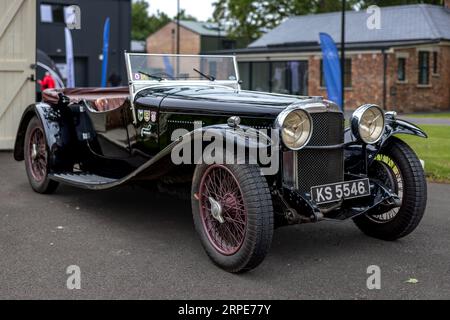 1932 Alvis Speed 20 SA «KS 5546» in mostra al Bicester Flywheel tenutosi presso il Bicester Heritage Centre il 17 giugno 2023. Foto Stock