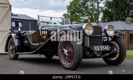 1932 Alvis Speed 20 SA «KS 5546» in mostra al Bicester Flywheel tenutosi presso il Bicester Heritage Centre il 17 giugno 2023. Foto Stock