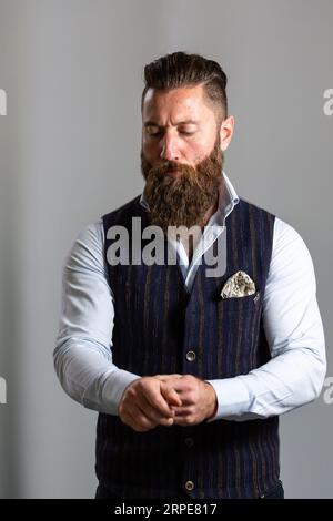 Portrait di moda Ritratto di giovane uomo bearded Foto Stock