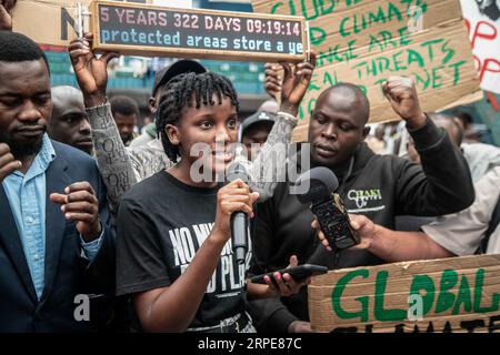 Nairobi, Kenya. 4 settembre 2023. Vanessa Nakate, attivista ugandese per la giustizia climatica, parla ai colleghi che si battono per ambiziosi progressi nel campo delle energie rinnovabili e sollecita i delegati a impegnarsi attivamente nelle discussioni per accelerare l'eliminazione graduale dei combustibili fossili durante l'Africa Climate Summit, presso il Kenyatta International Convention Centre (KICC) di Nairobi. Il vertice sul clima in Africa mira a sostenere un'agenda di crescita verde ed esplorare soluzioni di finanziamento del clima, non solo per l'Africa ma anche per la comunità globale. (Foto di James Wakibia/SOPA Images/Sipa USA) credito: SIPA USA/Alamy Live News Foto Stock