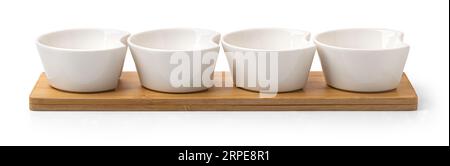 Un set di stoviglie in ceramica bianca su sfondo bianco. Vari tipi di piatti bianchi, ciotole e piatti, tazze, piattini, milkmen. Foto Stock