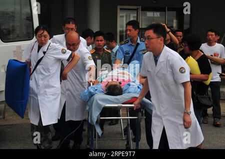 (190822) -- VIENTIANE , 22 agosto 2019 -- il team medico del Peace Train dell'Esercito Popolare Cinese di Liberazione (PLA), assistito dal lato laotiano, aiuta un turista cinese ferito in un incidente d'autobus nel nord del Laos a salire sul volo China Eastern Airlines MU2574 all'Aeroporto Internazionale di Wattay a Vientiane, Laos, 22 agosto 2019. L'equipe medica del treno per la pace dell'Esercito Popolare Cinese di Liberazione (PLA) ha accompagnato quattro turisti cinesi gravemente feriti in un incidente mortale di autobus nel Laos settentrionale per prendere i voli di ritorno in Cina giovedì pomeriggio. ) LAOS-VIENTIANE-BUS CRASH-CHINESE-RETURN ZHANGXJIANHUA PUBLICATIONXNOTXI Foto Stock