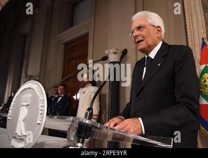 (190822) -- ROMA, 22 agosto 2019 (Xinhua) -- il presidente italiano Sergio Mattarella parla al Palazzo del Quirinale a Roma, Italia, il 22 agosto 2019. Giovedì il Presidente italiano Sergio Mattarella ha dichiarato che avrebbe deciso di indire elezioni rapide la prossima settimana, dopo un nuovo ciclo di colloqui con le parti per risolvere la crisi scatenata dal crollo del governo populista. (Foto di Alberto Lingria/ Xinhua) ITALIA-ROMA-PRESIDENTE-PARTITI POLITICI-COLLOQUI PUBLICATIONxNOTxINxCHN Foto Stock