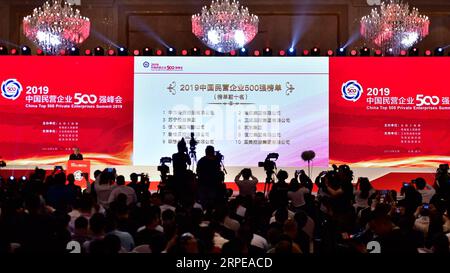 (190823) -- XINING, 23 agosto 2019 -- foto scattata il 22 agosto 2019 mostra la sede del China Top 500 Private Enterprises Summit 2019 a Xining, capitale della provincia del Qinghai della Cina nord-occidentale. Giovedì la Cina ha svelato le sue ultime classifiche per le sue 500 maggiori imprese private, con il gigante tecnologico Huawei in cima alla lista in un solido sviluppo dell'attività privata del paese. Huawei è in cima alla lista con un fatturato di 721,2 miliardi di yuan (circa 102 miliardi di dollari USA) nel 2018. Tra le principali aziende figurano anche HNA Group, Suning, Amer International, Evergrande, JD.com, Country Garden, Hengli Group, Legend Foto Stock