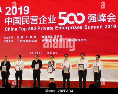 (190823) -- XINING, 23 agosto 2019 -- i rappresentanti ricevono certificati al China Top 500 Private Enterprises Summit 2019 a Xining, capitale della provincia del Qinghai della Cina nord-occidentale, 22 agosto 2019. Giovedì la Cina ha svelato le sue ultime classifiche per le sue 500 maggiori imprese private, con il gigante tecnologico Huawei in cima alla lista in un solido sviluppo dell'attività privata del paese. Huawei è in cima alla lista con un fatturato di 721,2 miliardi di yuan (circa 102 miliardi di dollari USA) nel 2018. Tra le principali aziende figurano anche HNA Group, Suning, Amer International, Evergrande, JD.com, Country Garden, Hengli Group, Foto Stock