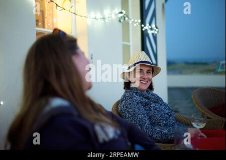 Due donne si godono l'ultima luce di una giornata estiva. Foto Stock