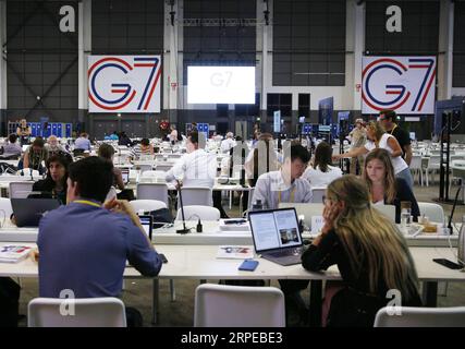 (190824) -- BIARRITZ, 24 agosto 2019 -- i giornalisti lavorano al centro stampa del vertice del G7 a Biarritz, Francia sud-occidentale, 23 agosto 2019. Il vertice dei capi di Stato del G7 si terrà sabato dal 24 al 26 agosto a Biarritz. ) FRANCIA-BIARRITZ-G7-SUMMIT GaoxJing PUBLICATIONxNOTxINxCHN Foto Stock