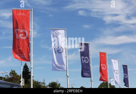 (190824) -- BIARRITZ, 24 agosto 2019 -- bandiere con il logo G7 sono visibili fuori dal centro stampa di Biarritz, Francia sud-occidentale, 23 agosto 2019. Il vertice dei capi di Stato del G7 si terrà sabato dal 24 al 26 agosto a Biarritz. ) FRANCIA-BIARRITZ-G7-SUMMIT GaoxJing PUBLICATIONxNOTxINxCHN Foto Stock