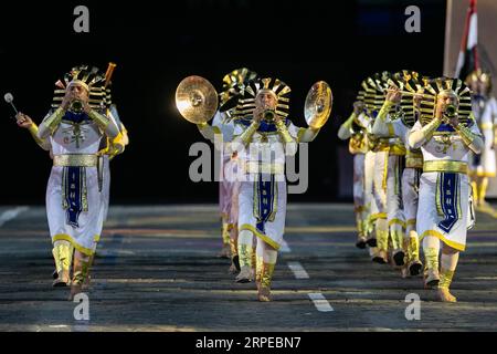 (190824) -- MOSCA, 24 agosto 2019 -- i membri della banda sinfonica militare egiziana si esibiscono durante il giorno di apertura del Festival internazionale di musica militare della Torre Spasskaya a Mosca, in Russia, il 23 agosto 2019. Il festival annuale di musica militare ha aperto il venerdì sulla Piazza Rossa a Mosca e si terrà fino al 1° settembre. ) RUSSIA-MOSCA-MILITARY MUSIC FESTIVAL-OPENING BAIXXUEQI PUBLICATIONXNOTXINXCHN Foto Stock