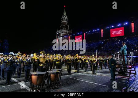 (190824) -- MOSCA, 24 agosto 2019 -- i partecipanti si esibiscono durante il giorno di apertura del Festival internazionale di musica militare della Torre Spasskaya a Mosca, in Russia, il 23 agosto 2019. Il festival annuale di musica militare ha aperto il venerdì sulla Piazza Rossa a Mosca e si terrà fino al 1° settembre. ) RUSSIA-MOSCA-MILITARY MUSIC FESTIVAL-OPENING BAIXXUEQI PUBLICATIONXNOTXINXCHN Foto Stock