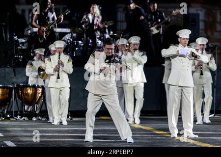 (190824) -- MOSCA, 24 agosto 2019 -- i membri della banda presidenziale della Federazione Russa si esibiscono durante il giorno di apertura del Festival internazionale di musica militare della Torre Spasskaya a Mosca, in Russia, il 23 agosto 2019. Il festival annuale di musica militare ha aperto il venerdì sulla Piazza Rossa a Mosca e si terrà fino al 1° settembre. ) RUSSIA-MOSCA-MILITARY MUSIC FESTIVAL-OPENING BAIXXUEQI PUBLICATIONXNOTXINXCHN Foto Stock