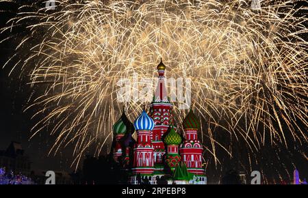 Russland, Militärmusik-Festival in Moskau (190824) -- MOSCA, 24 agosto 2019 -- i fuochi d'artificio sono visti durante il giorno di apertura del Festival internazionale di musica militare della Torre Spasskaya a Mosca, in Russia, il 23 agosto 2019. Il festival annuale di musica militare ha aperto il venerdì sulla Piazza Rossa a Mosca e si terrà fino al 1° settembre. ) RUSSIA-MOSCA-MILITARY MUSIC FESTIVAL-OPENING BAIXXUEQI PUBLICATIONXNOTXINXCHN Foto Stock