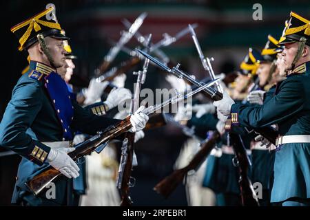 (190824) -- MOSCA, 24 agosto 2019 -- i membri della Guardia d'Onore russa del reggimento presidenziale si esibiscono durante il giorno di apertura del Festival internazionale di musica militare della Torre Spasskaya a Mosca, in Russia, il 23 agosto 2019. Il festival annuale di musica militare ha aperto il venerdì sulla Piazza Rossa a Mosca e si terrà fino al 1° settembre. ) RUSSIA-MOSCA-MILITARY MUSIC FESTIVAL-OPENING BAIXXUEQI PUBLICATIONXNOTXINXCHN Foto Stock