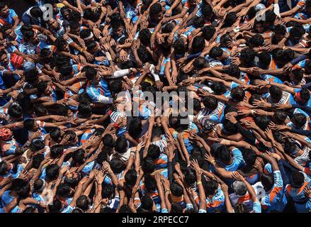 (190824) -- MUMBAI, 24 agosto 2019 -- i devoti indiani pregano prima di formare una piramide umana nel tentativo di raggiungere e rompere un Dahi-handi (Caglid-pot) durante il Janmashtami Festival a Mumbai, India, 24 agosto 2019. Janmashtami è un festival annuale che segna l'anniversario della nascita del Signore indù Krishna. (Foto di Fariha Farooqui/Xinhua) INDIA-MUMBAI-FESTIVAL-JANMASHTAMI XinxHuashe PUBLICATIONxNOTxINxCHN Foto Stock