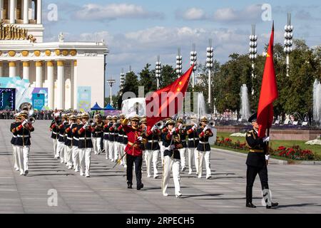 (190824) -- MOSCA, 24 agosto 2019 -- i membri della banda dell'Esercito Popolare di Liberazione della Cina partecipano alla sfilata del Festival Internazionale della musica militare a Mosca, Russia, 24 agosto 2019. ) RUSSIA-MOSCA-PLA-PARADE BaixXueqi PUBLICATIONxNOTxINxCHN Foto Stock