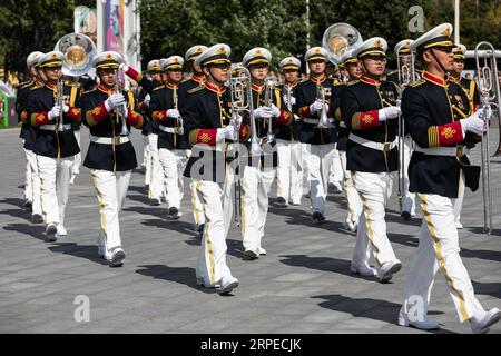 (190824) -- MOSCA, 24 agosto 2019 -- i membri della banda dell'Esercito Popolare di Liberazione della Cina partecipano alla sfilata del Festival Internazionale della musica militare a Mosca, Russia, 24 agosto 2019. ) RUSSIA-MOSCA-PLA-PARADE BaixXueqi PUBLICATIONxNOTxINxCHN Foto Stock