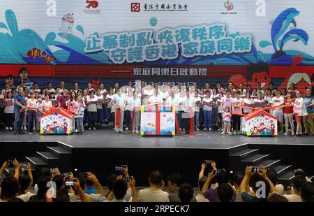 (190825) -- HONG KONG, 25 agosto 2019 -- le persone partecipano a un evento organizzato dall'Hong Kong Chinese Enterprises Association per unire le famiglie nelle loro richieste di ordine e armonia a Hong Kong, 24 agosto 2019. ) CHINA-HONG KONG-FAMILIES-EVENT(CN) LUXHANXIN PUBLICATIONXNOTXINXCHN Foto Stock
