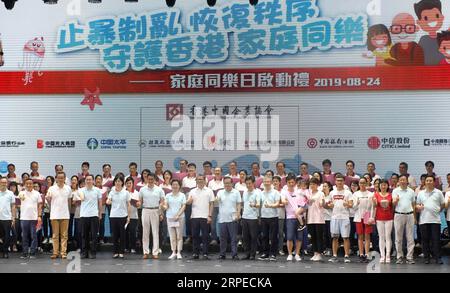 (190825) -- HONG KONG, 25 agosto 2019 -- le persone partecipano a un evento organizzato dall'Hong Kong Chinese Enterprises Association per unire le famiglie nelle loro richieste di ordine e armonia a Hong Kong, 24 agosto 2019. ) CHINA-HONG KONG-FAMILIES-EVENT(CN) LUXHANXIN PUBLICATIONXNOTXINXCHN Foto Stock