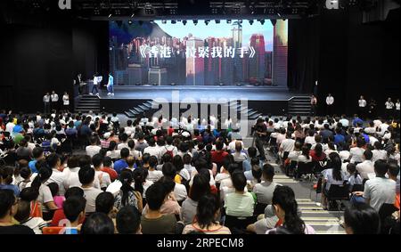 (190825) -- HONG KONG, 25 agosto 2019 -- le persone partecipano a un evento organizzato dall'Hong Kong Chinese Enterprises Association per unire le famiglie nelle loro richieste di ordine e armonia a Hong Kong, 24 agosto 2019. ) CHINA-HONG KONG-FAMILIES-EVENT(CN) LUXHANXIN PUBLICATIONXNOTXINXCHN Foto Stock