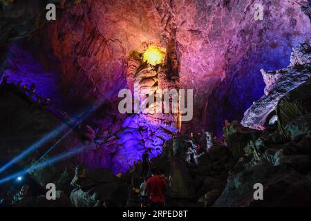 (190825) -- TONGLU, 25 agosto 2019 -- i turisti visitano la grotta carsica di Yaolin nella contea di Tonglu, nella provincia di Zhejiang nella Cina orientale, 25 agosto 2019. ) CHINA-ZHEJIANG-TONGLU-KARST CAVE-SCENIC (CN) HUANGXZONGZHI PUBLICATIONXNOTXINXCHN Foto Stock