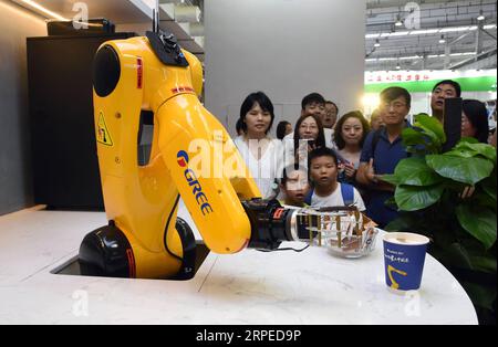 (190825) -- PECHINO, 25 agosto 2019 -- foto scattata il 23 agosto 2019 mostra un barista robot, sviluppato dal produttore cinese di elettrodomestici Gree Electric Appliances, esposto alla World robot Conference (WRC) del 2019 a Pechino, capitale della Cina. ) Xinhua in primo piano: L'industria robotica cinese si prepara a un futuro più luminoso RenxChao PUBLICATIONxNOTxINxCHN Foto Stock