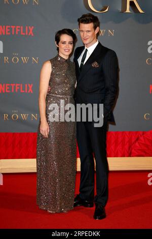 Londra, Regno Unito. 21 novembre 2017. Claire Foy e Matt Smith partecipano alla prima mondiale della seconda stagione di Netflix "The Crown" all'Odeon Leicester Square di Londra. (Foto di Fred Duval/SOPA Images/Sipa USA) credito: SIPA USA/Alamy Live News Foto Stock