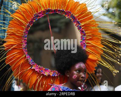 (190826) -- LONDRA, 26 agosto 2019 -- Un artista partecipa al Notting Hill Carnival Family Day 2019 a Londra, in Gran Bretagna, il 25 agosto 2019. Nato negli anni '1960, il carnevale è un modo per le comunità afro-caraibiche di celebrare le loro culture e tradizioni). BRITAIN-LONDON-NOTTING HILL CARNIVAL-GIORNATA PER FAMIGLIE HANXYAN PUBLICATIONXNOTXINXCHN Foto Stock