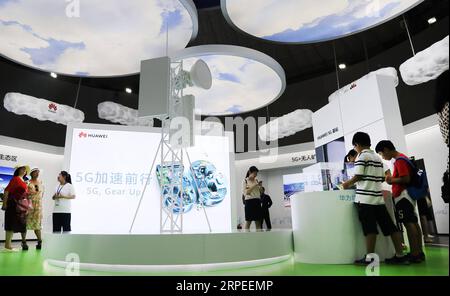 (190827) -- SHANGHAI, 27 agosto 2019 -- le persone visitano lo stand Huawei 5G Experience durante l'anteprima della conferenza mondiale sull'intelligenza artificiale 2019 nella Shanghai orientale della Cina, 26 agosto 2019. Il polo economico cinese Shanghai terrà la World Artificial Intelligence Conference (WAIC) 2019 dal 29 al 31 agosto. Secondo il governo municipale di Shanghai, l'evento di quest'anno si concentrerà su un mondo intelligente connesso reso possibile dallo sviluppo di tecnologie di intelligenza artificiale. Ci saranno due forum al vertice, in cui governatori, rappresentanti di organizzazioni internazionali, scienziati di spicco e entre Foto Stock