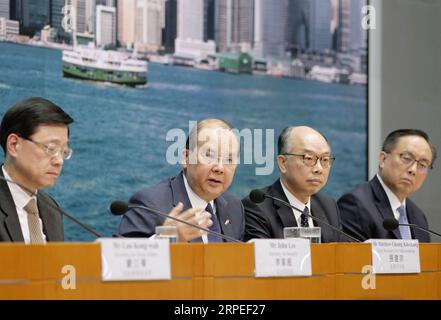 (190827) -- HONG KONG, 27 agosto 2019 -- Matthew Cheung Kin-chung (2nd L), Capo Segretario per l'amministrazione della regione amministrativa speciale di Hong Kong della Cina (HKSAR), risponde alle domande dei media in una conferenza stampa nel sud della Cina a Hong Kong, 26 agosto 2019. ) CINA-HONG KONG-CONFERENZA STAMPA (CN) WANGXSHEN PUBLICATIONXNOTXINXCHN Foto Stock