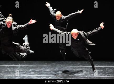 (190827) -- SHANGHAI, agosto 27, 2019 -- gli artisti eseguono danza alla China Contemporary Dance Biennial a Shanghai, Cina orientale, agosto 27, 2019. La biennale di danza contemporanea cinese di cinque giorni è iniziata a Shanghai martedì. ) CHINA-SHANGHAI-CONTEMPORARY DANCE-BIENNIAL (CN) RENXLONG PUBLICATIONXNOTXINXCHN Foto Stock