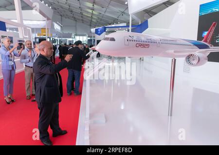 (190827) -- MOSCA, 27 agosto 2019 -- la gente vede un modello di aereo CR929 durante il salone internazionale dell'aviazione e dello spazio MAKS 2019 a Zhukovsky, Russia, 27 agosto 2019. Lo spettacolo aereo è iniziato martedì. ) RUSSIA-MOSCA-AIR SHOW-MAKS 2019 BaixXueqi PUBLICATIONxNOTxINxCHN Foto Stock