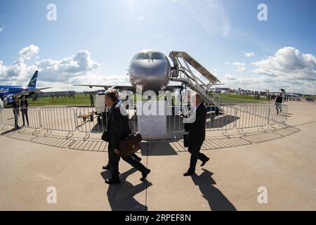 (190827) -- MOSCA, 27 agosto 2019 -- i turisti camminano davanti a un aereo Sukhoi durante il salone internazionale dell'aviazione e dello spazio MAKS 2019 a Zhukovsky, Russia, 27 agosto 2019. Lo spettacolo aereo è iniziato martedì. ) RUSSIA-MOSCA-AIR SHOW-MAKS 2019 BaixXueqi PUBLICATIONxNOTxINxCHN Foto Stock