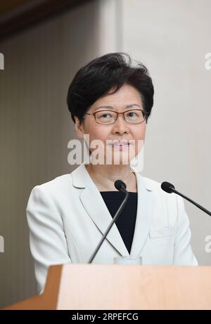 (190827) -- HONG KONG, 27 agosto 2019 (Xinhua) -- Amministratore delegato della regione amministrativa speciale di Hong Kong della Cina (HKSAR) Carrie Lam parla a una conferenza stampa a Hong Kong, Cina meridionale, 27 agosto 2019. PER ANDARE CON L'amministratore delegato della HKSAR promette di costruire una piattaforma di dialogo, ribadisce la tolleranza zero alla violenza (Xinhua/lui Siu Wai) CHINA-HONG KONG-CARRIE LAM-CONFERENZA STAMPA (CN) PUBLICATIONxNOTxINxCHN Foto Stock