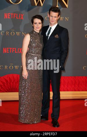 Claire Foy e Matt Smith partecipano alla prima mondiale della seconda stagione di Netflix "The Crown" all'Odeon Leicester Square di Londra. Foto Stock