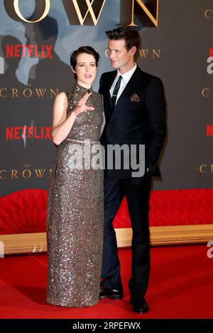 Claire Foy e Matt Smith partecipano alla prima mondiale della seconda stagione di Netflix "The Crown" all'Odeon Leicester Square di Londra. Foto Stock