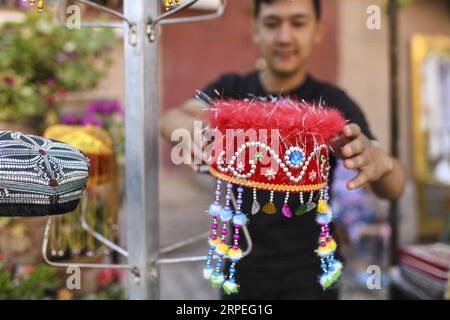 (190828) -- URUMQI, 28 agosto 2019 -- Un venditore vende artigianato popolare nella città vecchia di Kashgar, regione autonoma di Xinjiang Uygur, nella Cina nordoccidentale, 18 agosto 2019. Un numero crescente di residenti locali sta facendo soldi dall'attuale boom turistico nello Xinjiang. Oltre 32.000 persone sono state impiegate nel settore del turismo nella prima metà del 2019. ) CHINA-XINJIANG-ECONOMIA-TURISMO-OCCUPAZIONE (CN) WANGXFEI PUBLICATIONXNOTXINXCHN Foto Stock