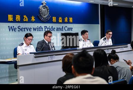 (190828) -- HONG KONG, 28 agosto 2019 -- la polizia di Hong Kong tiene una conferenza stampa quotidiana a Hong Kong nel sud della Cina, 28 agosto 2019. Mercoledì la polizia di Hong Kong ha affermato che negli ultimi due mesi si è intensificata la violenza nelle proteste e nelle assemblee, impegnando ogni sforzo per assicurare alla giustizia tutti i trasgressori. Finora, quasi 900 persone coinvolte in incidenti violenti sono state arrestate. ) CINA-HONG KONG-POLIZIA-CONFERENZA STAMPA (CN) MAOXSIQIAN PUBLICATIONXNOTXINXCHN Foto Stock