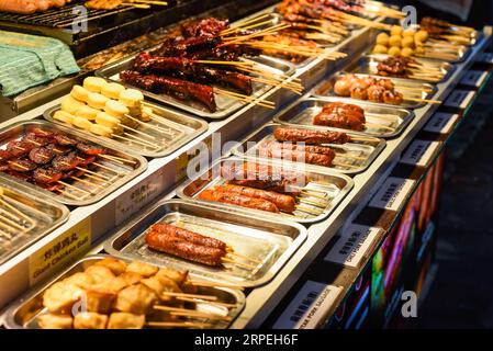 Ali di pollo grigliate bbq in Jalan Alor Street food a Kuala Lumpur Foto Stock