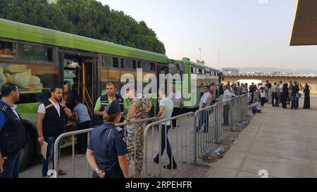 (190829) -- TRIPOLI, 29 agosto 2019 -- i rifugiati siriani prendono autobus a Tripoli, Libano settentrionale, 29 agosto 2019. Circa 960 rifugiati siriani sono tornati giovedì dal Libano alla Siria. ) LIBANO-TRIPOLI-SIRIANO RIFUGIATO Khalid PUBLICATIONxNOTxINxCHN Foto Stock