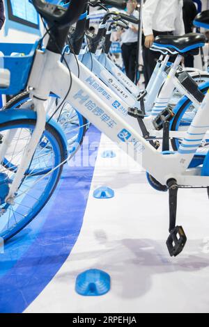 (190829) -- SHANGHAI, 29 agosto 2019 -- foto scattata il 29 agosto 2019 mostra i dispositivi bluetooth che assistono nel parcheggio delle biciclette condivise, durante la World Artificial Intelligence Conference (WAIC) 2019 nella Shanghai orientale della Cina. La World Artificial Intelligence Conference (WAIC) 2019 si terrà nel centro economico cinese di Shanghai da giovedì a sabato, con l'obiettivo di promuovere la cooperazione e l'innovazione dell'intelligenza artificiale a livello globale. Con il tema della connettività intelligente, infinite possibilità, l'evento di quest'anno si concentrerà sullo sviluppo di alta qualità abilitato all'intelligenza artificiale per far fronte ai problemi comuni del develo umano Foto Stock