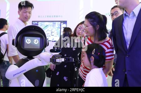 (190829) -- SHANGHAI, 29 agosto 2019 -- Un robot interagisce con i visitatori durante la World Artificial Intelligence Conference (WAIC) del 2019 nella Shanghai orientale della Cina, 29 agosto 2019. La World Artificial Intelligence Conference (WAIC) 2019 si terrà nel centro economico cinese di Shanghai da giovedì a sabato, con l'obiettivo di promuovere la cooperazione e l'innovazione dell'intelligenza artificiale a livello globale. Con il tema della connettività intelligente, infinite possibilità, l'evento di quest'anno si concentrerà sullo sviluppo di alta qualità abilitato all'intelligenza artificiale per far fronte ai problemi comuni nello sviluppo umano e per creare una vita migliore per l'umanità. ) (SC Foto Stock