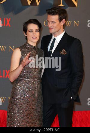 Londra, Regno Unito. 21 novembre 2017. Claire Foy e Matt Smith partecipano alla prima mondiale della seconda stagione di Netflix "The Crown" all'Odeon Leicester Square di Londra. (Foto di Fred Duval/SOPA Images/Sipa USA) credito: SIPA USA/Alamy Live News Foto Stock