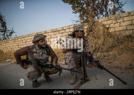 (190829) -- TRIPOLI, agosto 29, 2019 -- i combattenti libici del governo di accordo nazionale sostenuto dalle Nazioni Unite sono visti durante gli scontri con l'Esercito nazionale libico di base orientale (LNA) presso la linea di fronte al-Yarmook a Tripoli, Libia, il 29 agosto 2019. (Foto di /Xinhua) LIBIA-TRIPOLI-CONFLICT AmruxSalahuddien PUBLICATIONxNOTxINxCHN Foto Stock