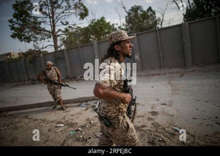 (190829) -- TRIPOLI, agosto 29, 2019 -- i combattenti libici del governo di accordo nazionale sostenuto dalle Nazioni Unite sono visti durante gli scontri con l'Esercito nazionale libico di base orientale (LNA) presso la linea di fronte al-Yarmook a Tripoli, Libia, il 29 agosto 2019. (Foto di /Xinhua) LIBIA-TRIPOLI-CONFLICT AmruxSalahuddien PUBLICATIONxNOTxINxCHN Foto Stock