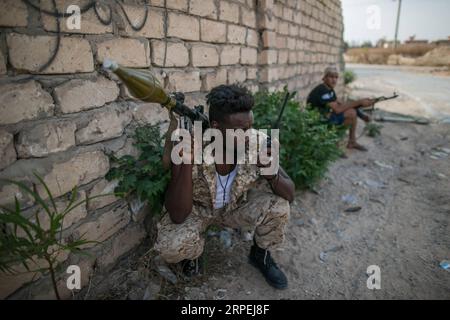 (190829) -- TRIPOLI, agosto 29, 2019 -- i combattenti libici del governo di accordo nazionale sostenuto dalle Nazioni Unite sono visti durante gli scontri con l'Esercito nazionale libico di base orientale (LNA) presso la linea di fronte al-Yarmook a Tripoli, Libia, il 29 agosto 2019. (Foto di /Xinhua) LIBIA-TRIPOLI-CONFLICT AmruxSalahuddien PUBLICATIONxNOTxINxCHN Foto Stock