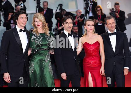 (190830) -- VENEZIA, 30 agosto 2019 -- il regista Noah Baumbach (C) e altri membri del cast posano sul Red carpet per la prima del film Marriage Story durante la 76a Mostra Internazionale d'Arte cinematografica di Venezia, Italia, 29 agosto 2019. ) ITALIA-VENEZIA-FILM FESTIVAL-MATRIMONIO-PREMIERE ZHANGXCHENG PUBLICATIONXNOTXINXCHN Foto Stock