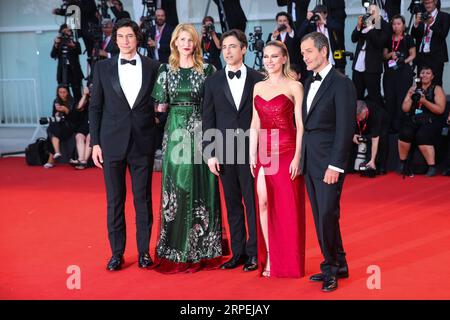 (190830) -- VENEZIA, 30 agosto 2019 -- il regista Noah Baumbach (C) e altri membri del cast posano sul Red carpet per la prima del film Marriage Story durante la 76a Mostra Internazionale d'Arte cinematografica di Venezia, Italia, 29 agosto 2019. ) ITALIA-VENEZIA-FILM FESTIVAL-MATRIMONIO-PREMIERE ZHANGXCHENG PUBLICATIONXNOTXINXCHN Foto Stock